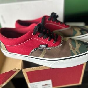 Size Men’s size 9.5 Camo Sneaker